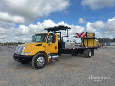 2013 International 4300 4x2 شاحنة مليّن اصطدام