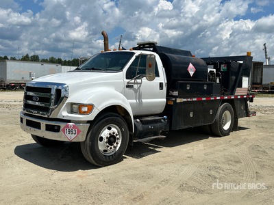 2013 Ford F-750 XL 4x2 Ciężarówka do przewozu paliwa i oleju