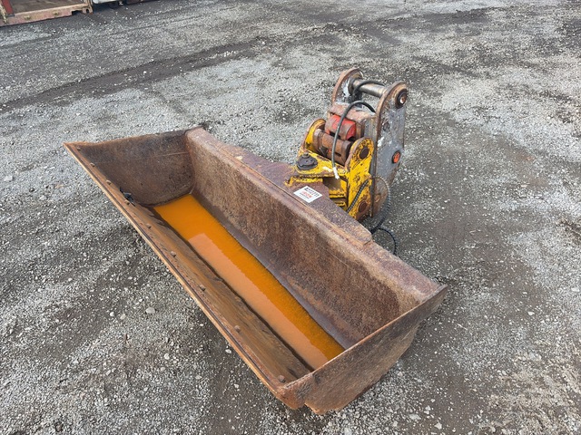 NSP 2000 mm Q/C Hydraulic Tilting Excavator Bucket - Fits 10 - 15 ton NSP 2000 mm Q/C Hydraulic Tilting Excavator Bucket - Fits 10 - 15 ton