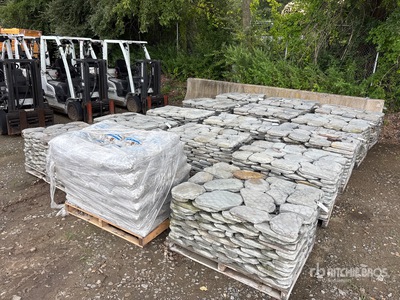 Quantity of (8) 1.5 in Tumbled Irregular Pavers & (6) Pallets 2 in Tumbled Irregular Pavers & (1) Pallet of Bagged 石材 (Unused)