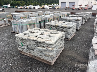 Quantity of (7) 1-2 In Snapped Colonial Wall Stone & (7) Pallets 1.5 In Gauge Colonial Wall Stone Divers - Équipement d'aménagement paysagé