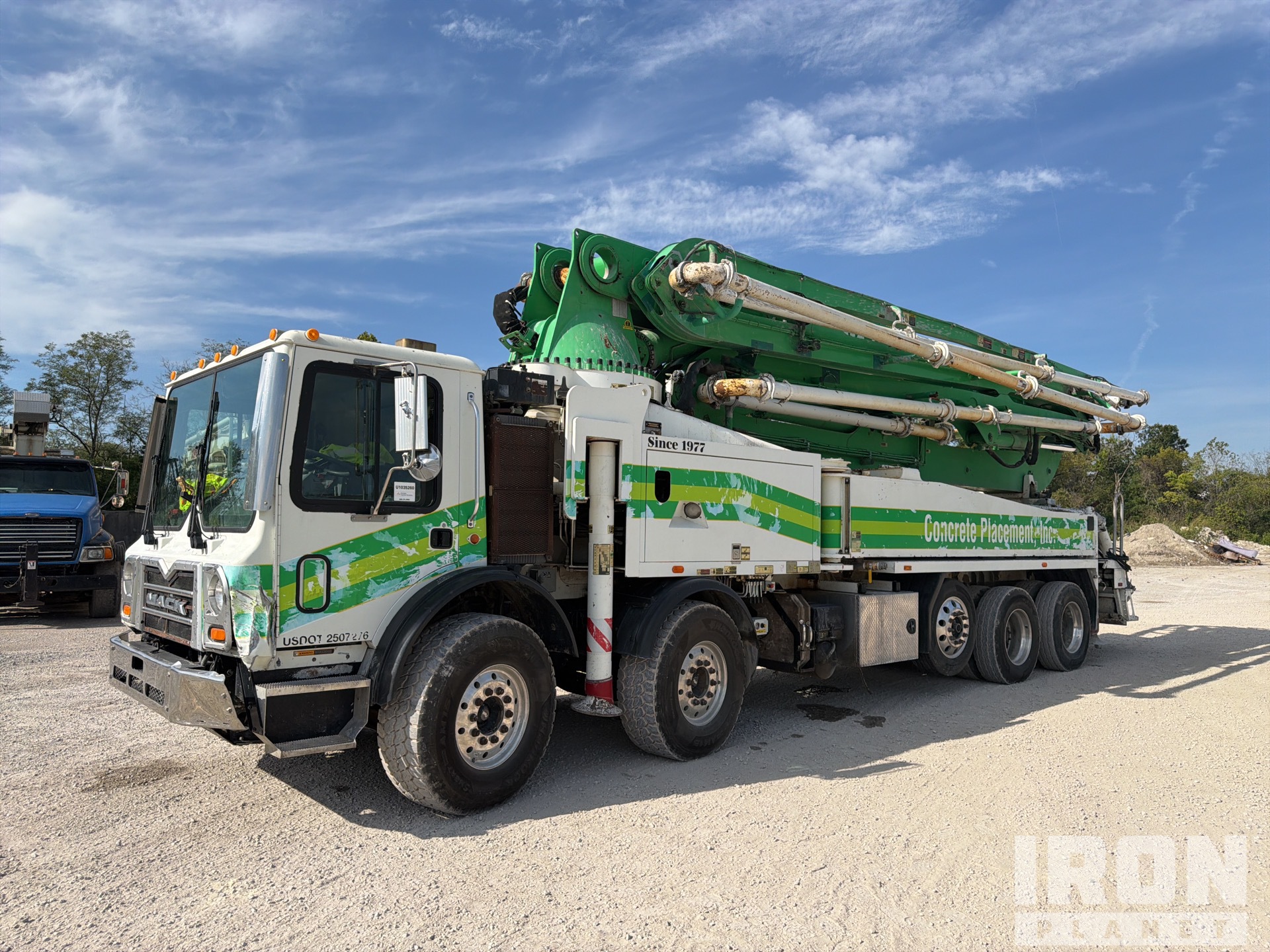 2016 Putzmeister BSF47Z16H 141 ft on 2016 Mack MRU613 10x4 Twin-Steer Camion transportador de hormigon