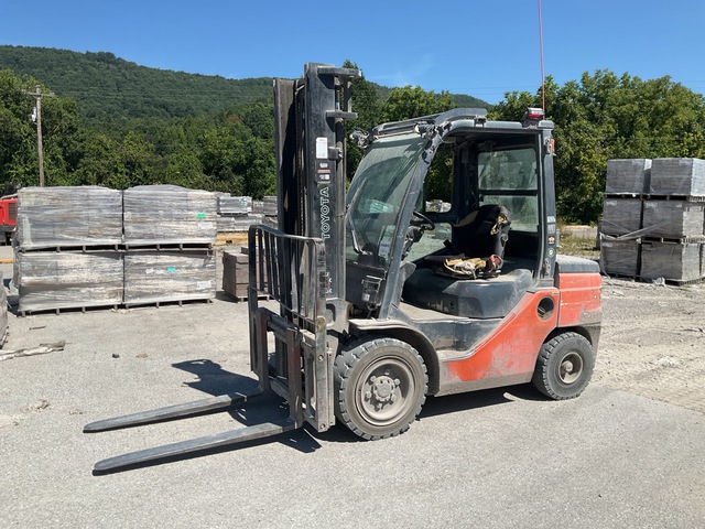2020 Toyota 8FDU30 5820 lb Pneumatic Tire Forklift