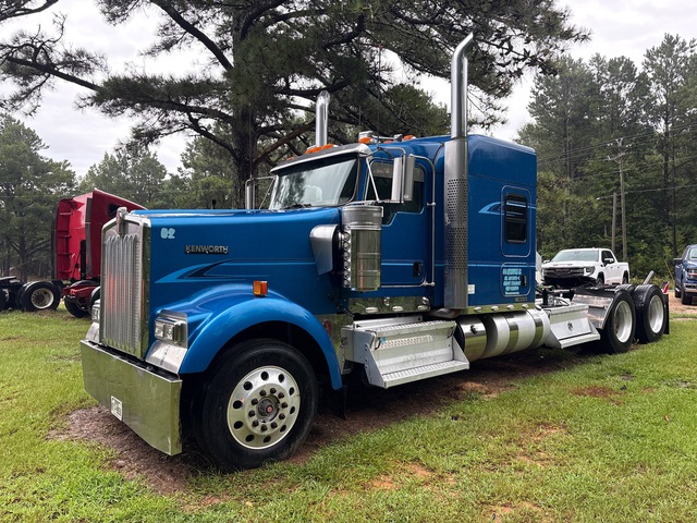 2014 Kenworth W900 6x4 T/A Sleeper Truck Tractor (Inoperable)