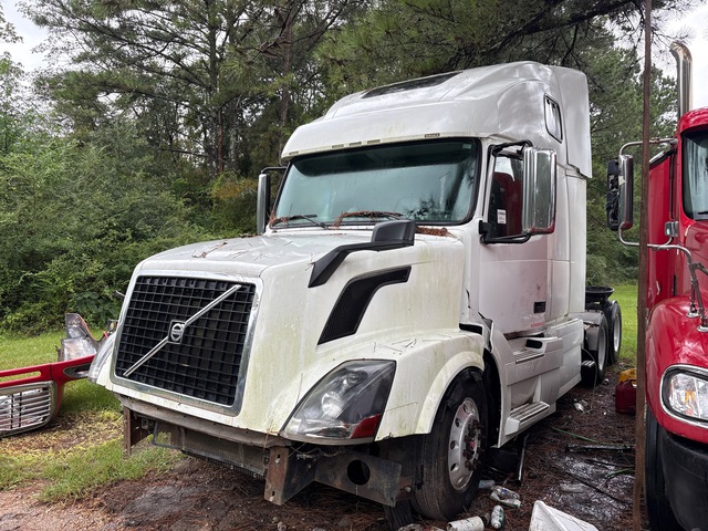 2008 Volvo VNL300 6x4 T/A Sleeper Truck Tractor (Inoperable)