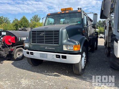 2001 International 4900 4x2 Chariot d'application d'enduit de scellement