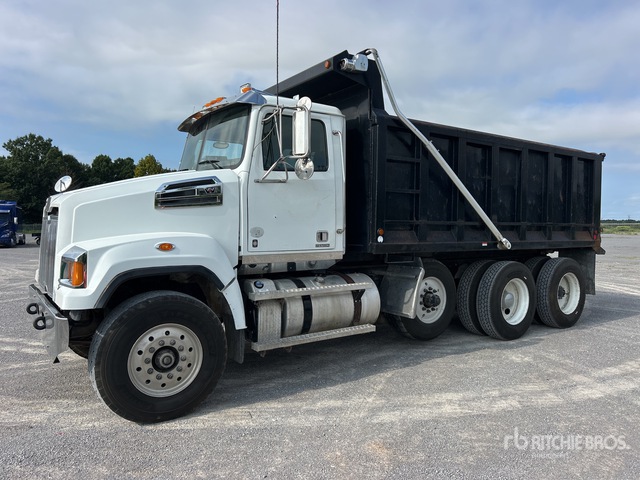 2015 Western Star 4700SF 8x4 Tri/A Dump Truck