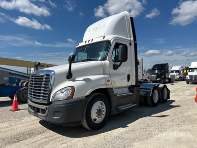 2015 Freightliner Cascadia 125 6x4 Ciągnik siodłowy T/A z kabiną dzienną