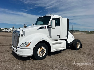 2015 Kenworth T680 4x2 Ciągnik siodłowy z kabiną dzienną S/A