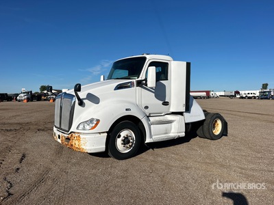 2015 Kenworth T680 4x2 Ciągnik siodłowy z kabiną dzienną S/A