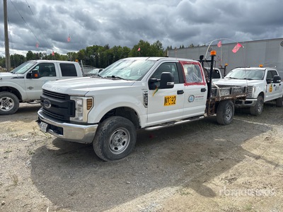 2019 Ford F-350 XL 4x4 Crew Cab Ciężarówka z płaską platformą