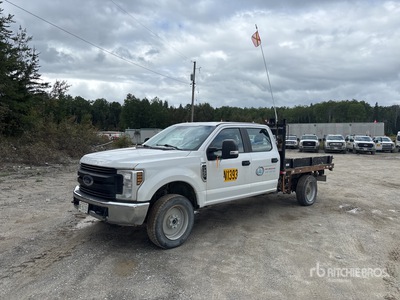 2019 Ford F-350 XL 4x4 Crew Cab Ciężarówka z płaską platformą