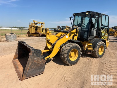 2022 Cat 908M Pala gommata