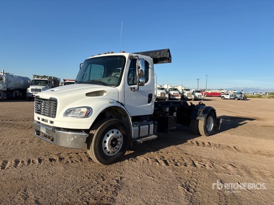 2017 Freightliner M2 106 4x2 Camion à système de levage à crochet