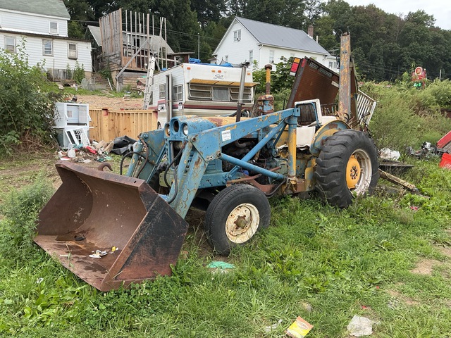 Ford 4000HD 4x2 Backhoe Loader (Inoperable) Ford 4000HD 4x2 Backhoe Loader (Inoperable)