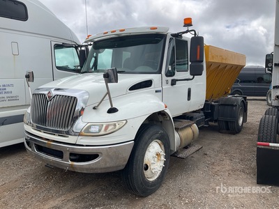 2014 International 4300M7 SBA Durastar 4x2 Sleeper Spreader Truck