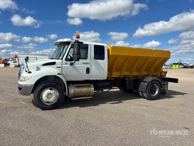 2014 International 4300M7 SBA Durastar 4x2 Sleeper Spreader Truck