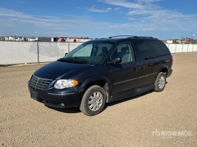 2007 Chrysler Town and Country Wheelchair Accessible ميكروباص