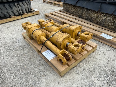 Quantity of (4) Cat Tilt Cilindro (Unused) - Fits Cat D8