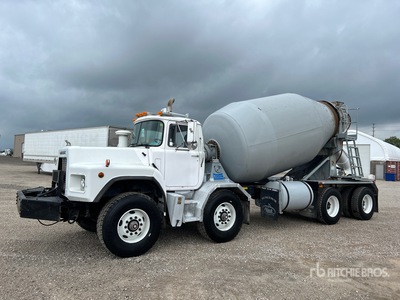 2000 Mack RB690S 8x4 Twin-Steer Camion hormigonera