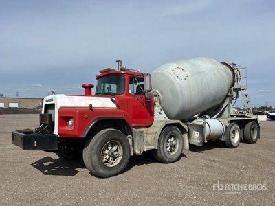 2000 Mack RB690S 8x4 Twin-Steer Camion hormigonera