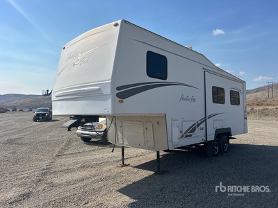 2005 Northwood Arctic Fox 27 ft T/A Travel Trailer
