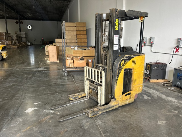 2007 Yale NR040DANS24TE091 4000 lb Reach Truck (Inoperable) 2007 Yale NR040DANS24TE091 4000 lb Reach Truck (Inoperable)