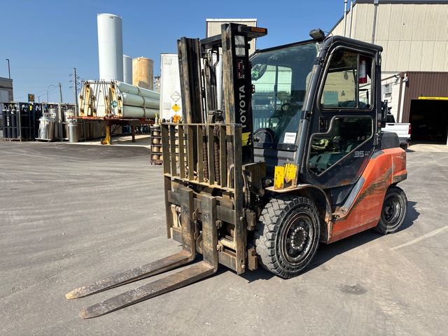 2014 Toyota 8FG35U 8000 lb Pneumatic Tire Forklift