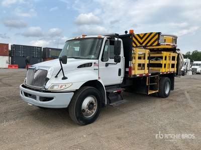 2009 International 4300 4x2 Camion amortisseur d'impact