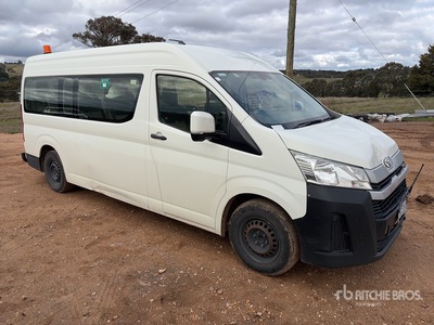 2019 Toyota HiAce Commuter 4x2 11-Seat Mini Bus