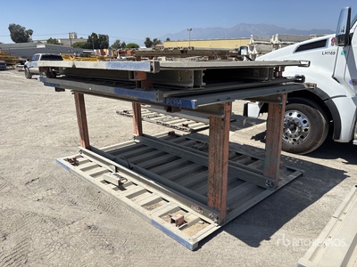 Quantity of (2) 8 ft x 10 ft Aluminum を見 Trench Shield