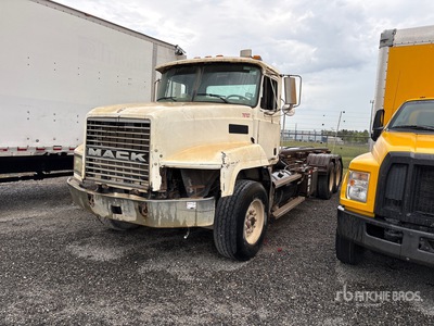2001 Mack CH613 6x4 شاحنة لرفع ووضع الحاويات (Inoperable)