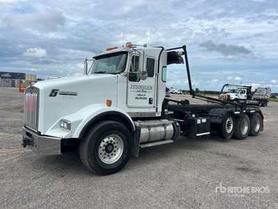 2013 Kenworth T800 8x4 Roll-Off Truck