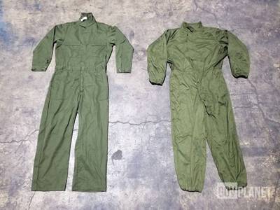 (104) Pairs of Assorted Coveralls Divers - Vêtements