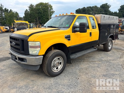 2010 Ford F-350 XL 4x4 Extended Cab Utility Truck