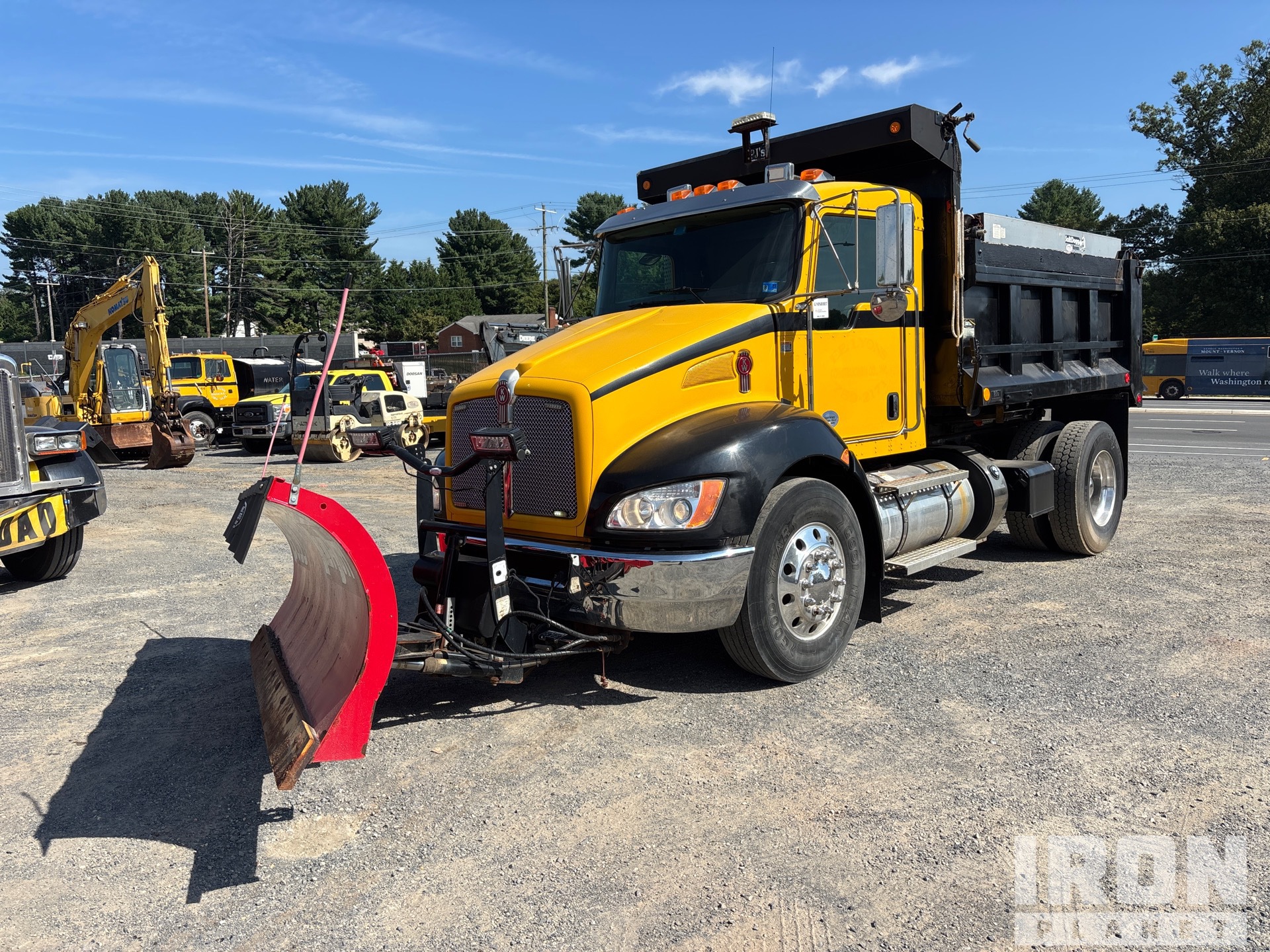 2016 Kenworth T270 4x2 Salt box and spreader Camion à benne essieu simple