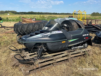 Arctic Cat EXT 580 Snowmobile (Inoperable)