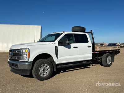 2023 Ford F-350 XLT 4x4 Crew Cab Flatbed Truck