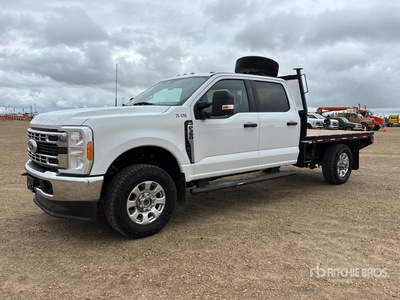 2023 Ford F-350 XLT 4x4 Crew Cab Ciężarówka z płaską platformą