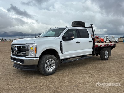 2023 Ford F-350 XLT 4x4 Crew Cab Ciężarówka z płaską platformą