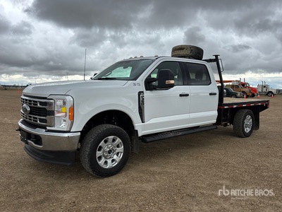 2023 Ford F-350 XLT 4x4 Crew Cab Ciężarówka z płaską platformą