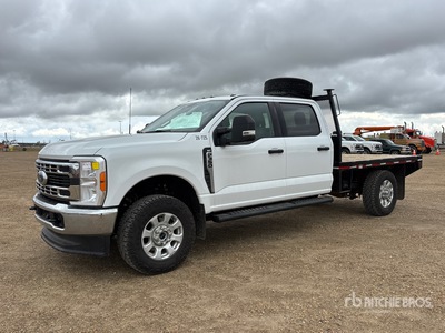 2023 Ford F-350 XLT 4x4 Crew Cab Ciężarówka z płaską platformą