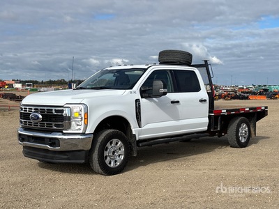 2023 Ford F-350 XLT Crew Cab Ciężarówka z płaską platformą