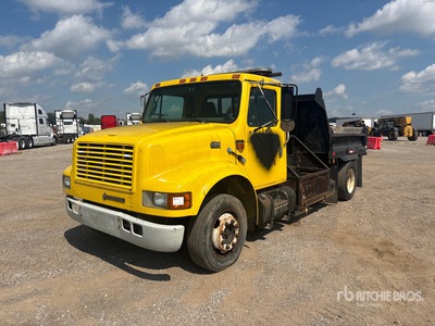 2000 International 4700 4x2 S/A Dump Truck