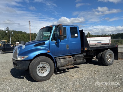 2003 International 4400 4x2 Extended Cab Flatbed Truck