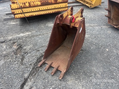 24 in Digging Backhoe Rear Bucket - Fits Cat 446/450