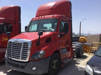 2017 Freightliner Cascadia 113 4x2 Day Cab Truck Tractor