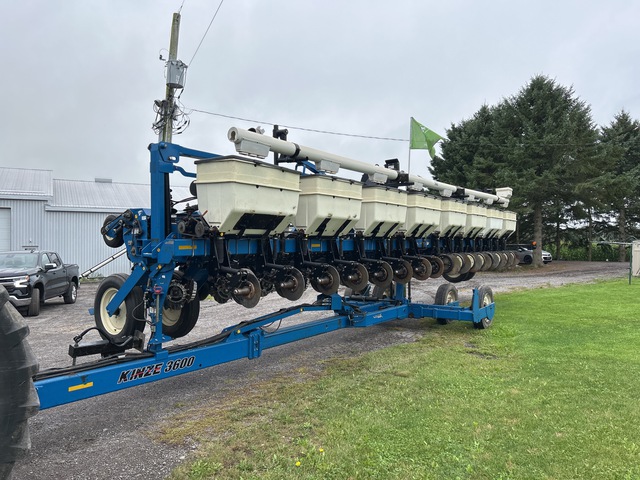 2014 Kinze 3600 16 Row No-Till Planter