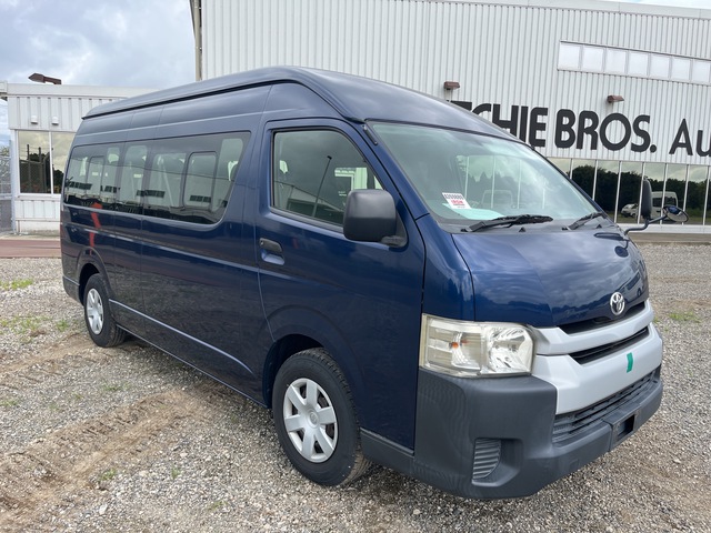 2015 年 Toyota Hiace 14 Passenger Van