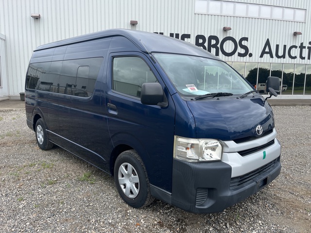 2015 年 Toyota Hiace 14 Passenger Van